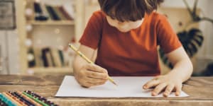 Cómo enseñar a un niño a escribir su nombre